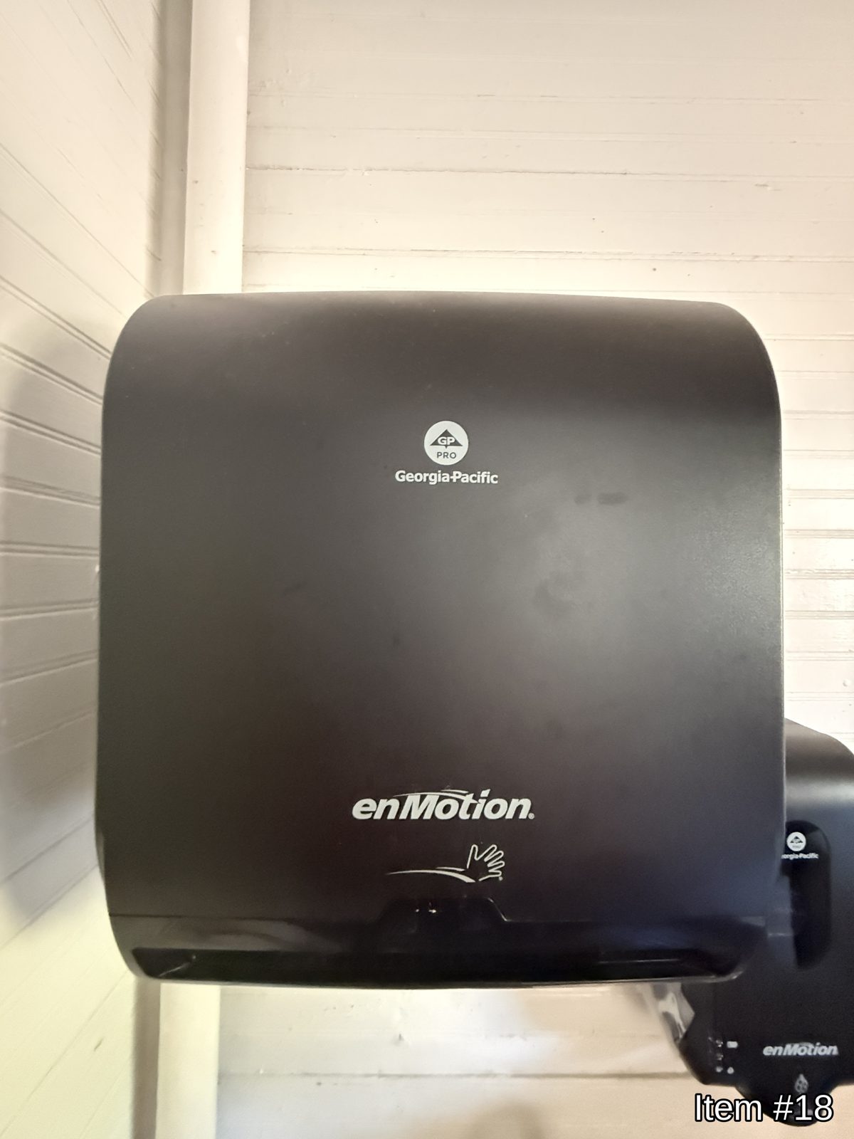 Paper towel dispenser